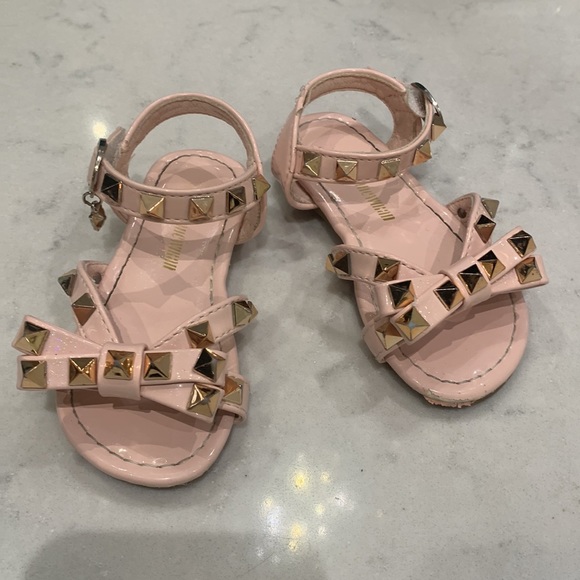 Toddler girl designer inspired sandals with rock studs - Picture 4 of 4